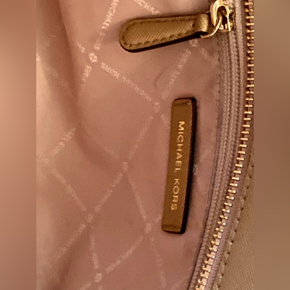 Michael Kors Selma Bag, Medium - Picture 8 of 10